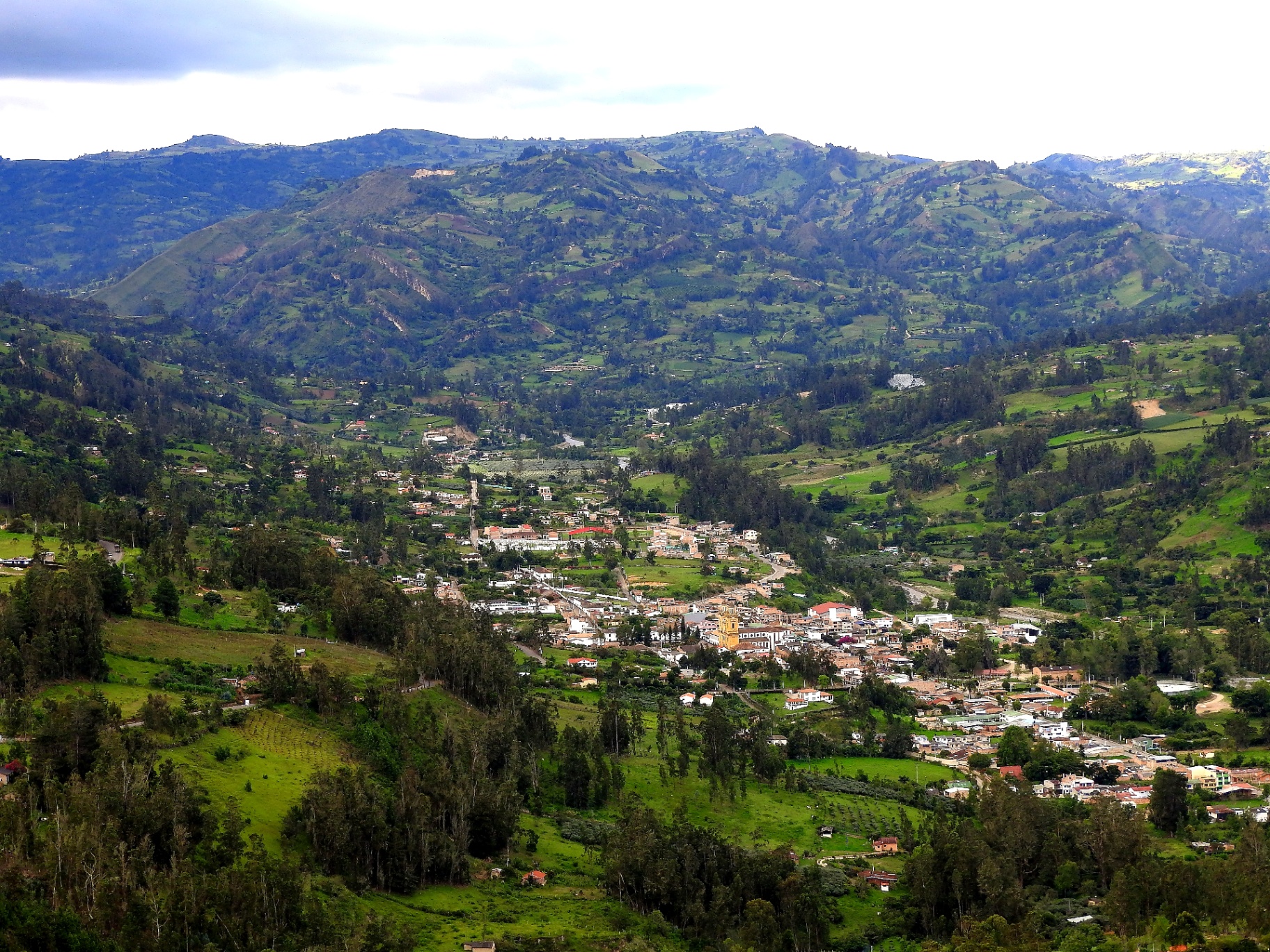 Vista panorámica del valle de Jenesano entre montañas verdes