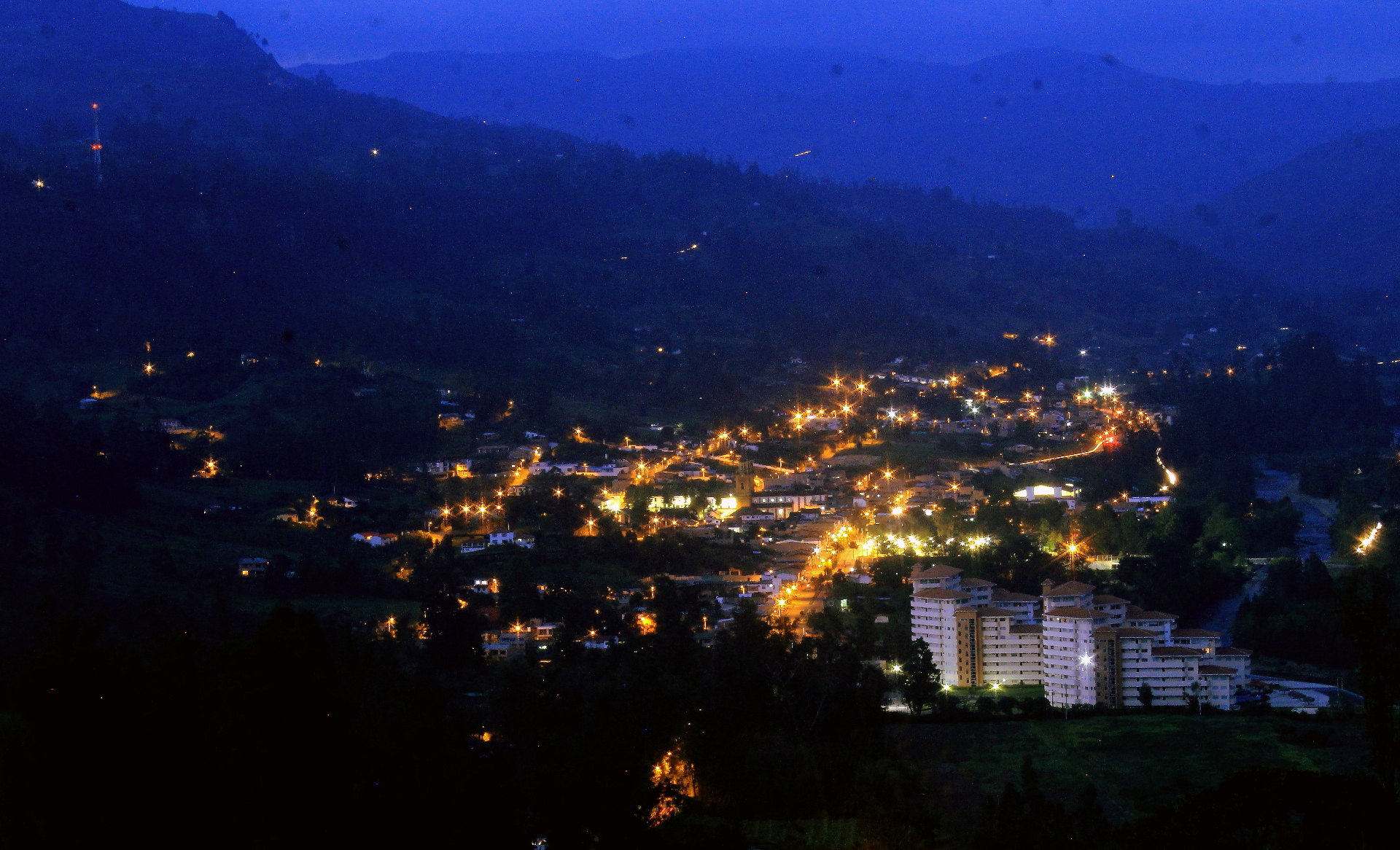 Vista panorámica nocturna de Jenesano con luces del pueblo entre montañas