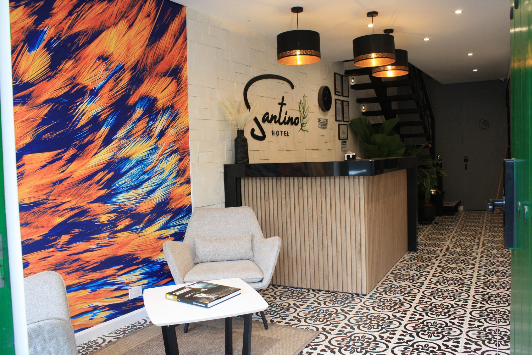 Lobby amplio del Hotel Santino con recepción y zona social en Jenesano