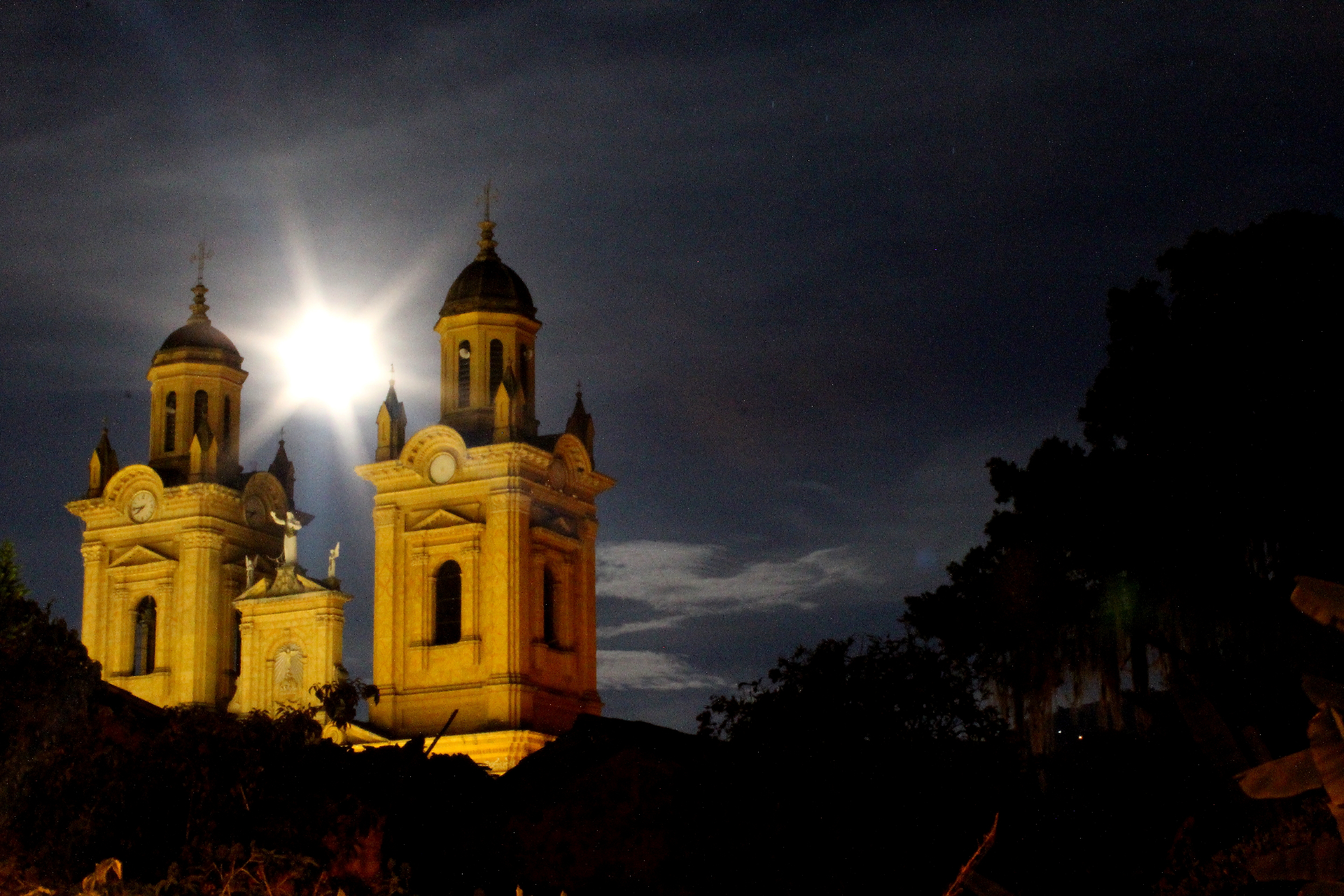 Iglesia principal de Jenesano iluminada en la noche cerca del Hotel Santino