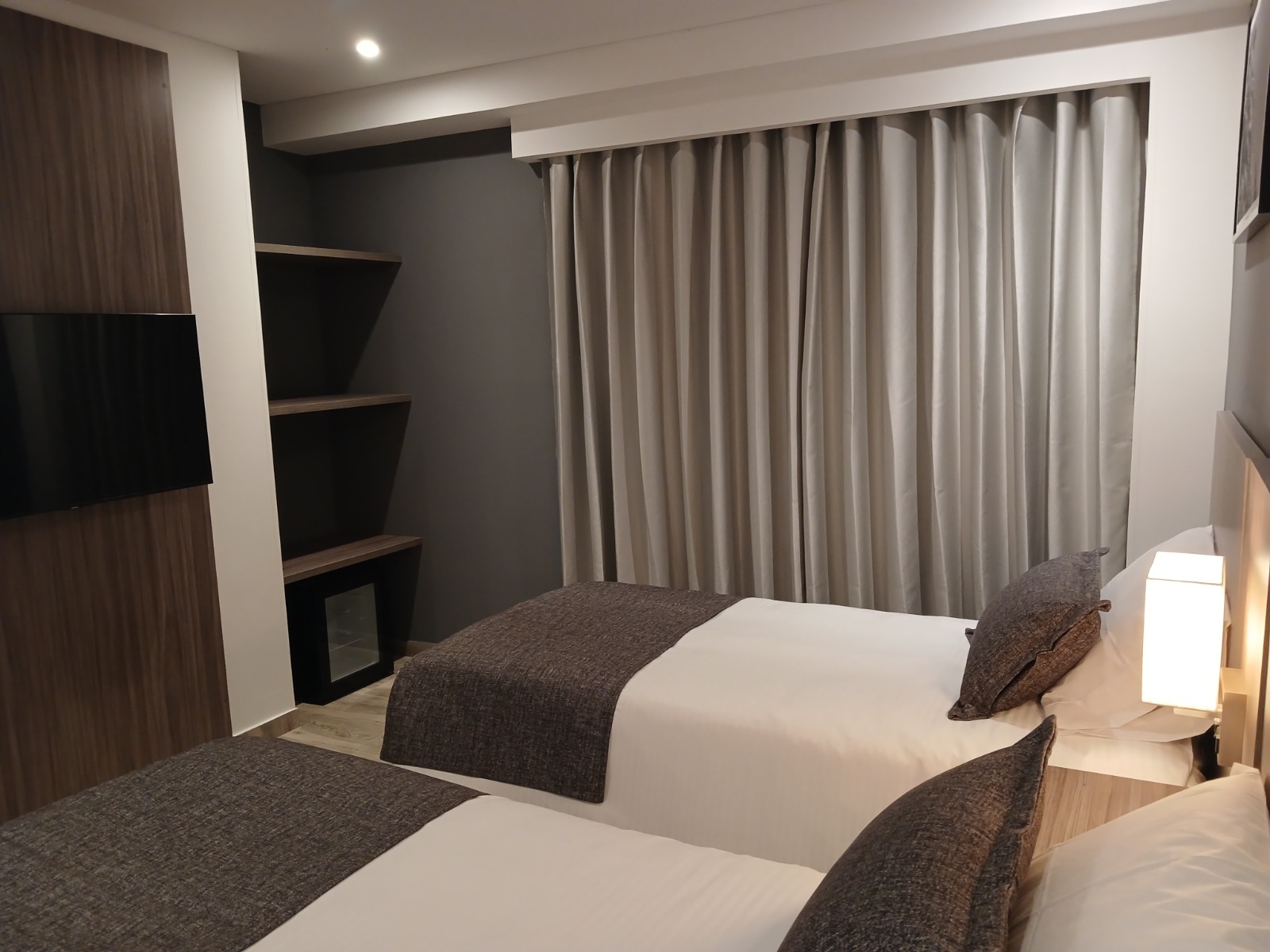 Habitación triple con Smart TV, mini nevera y cortinas blackout — Hotel Santino Jenesano