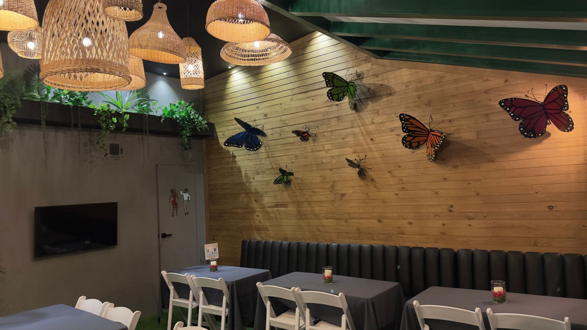 Terraza del Hotel Santino decorada para eventos con temática de mariposas