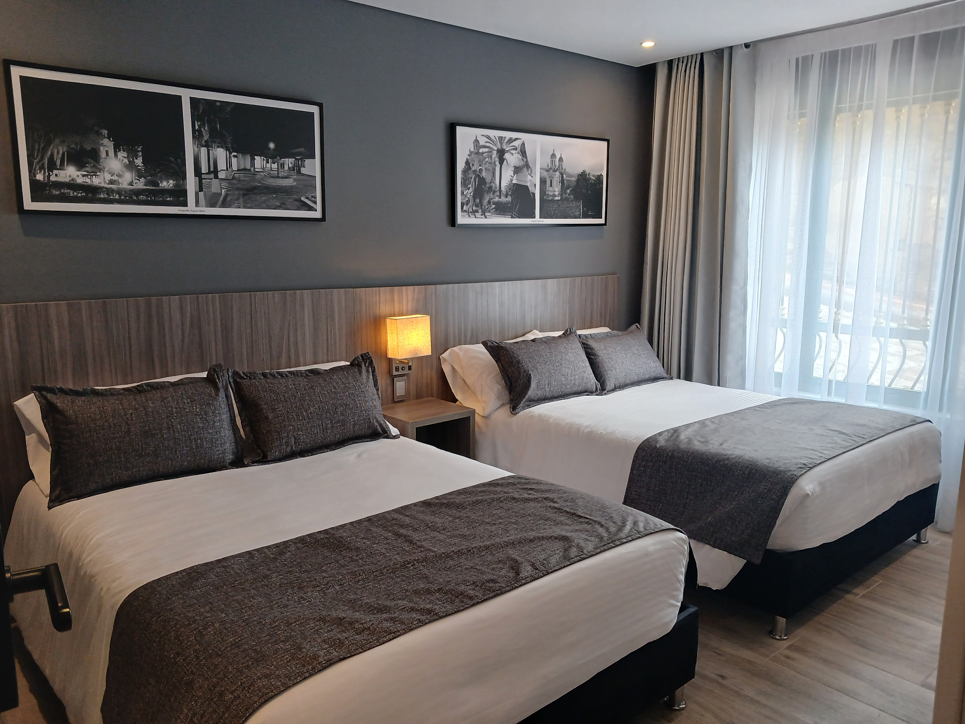 Dos camas dobles en la habitación cuádruple del Hotel Santino en Jenesano