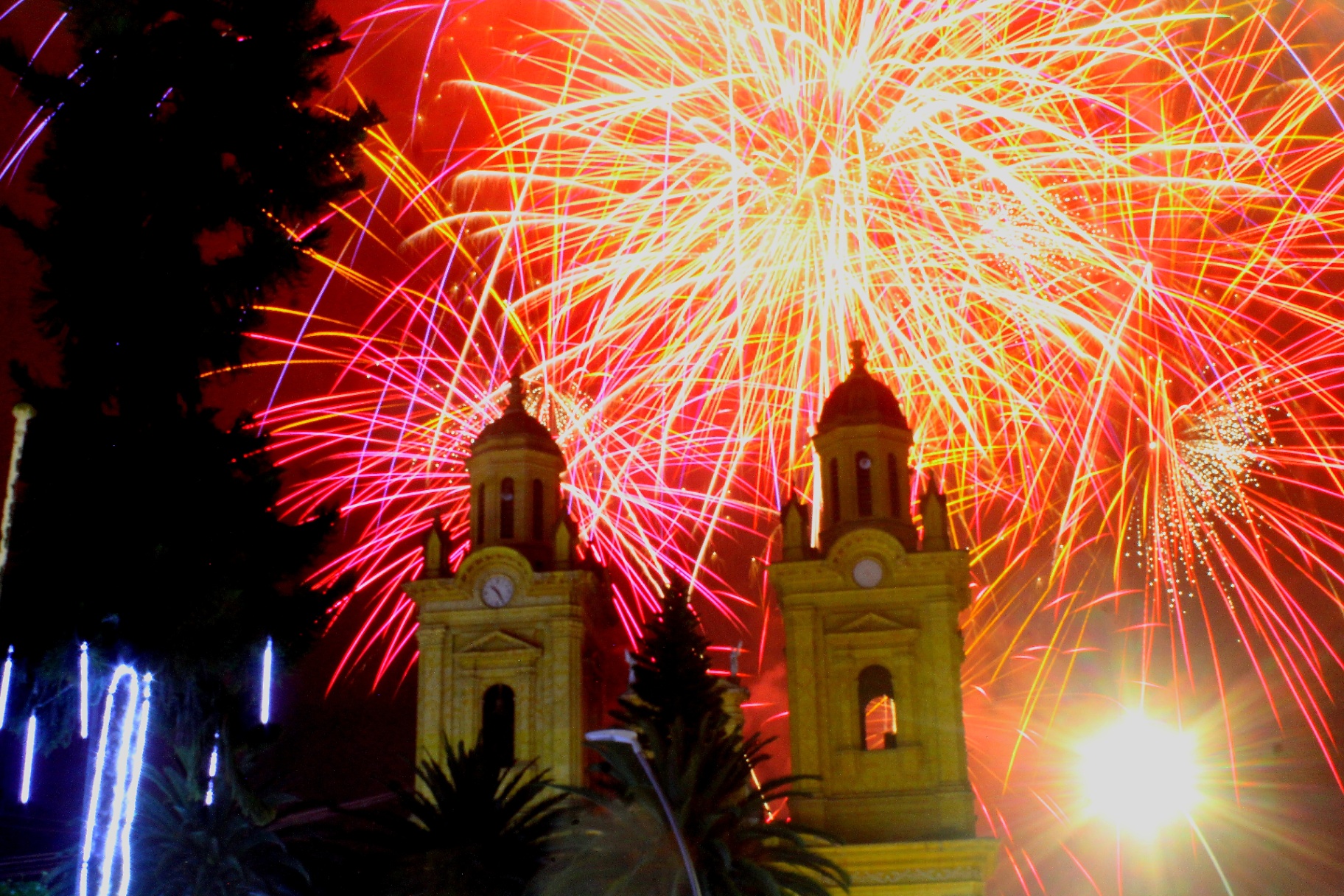 Fuegos artificiales sobre las torres de la iglesia de Jenesano