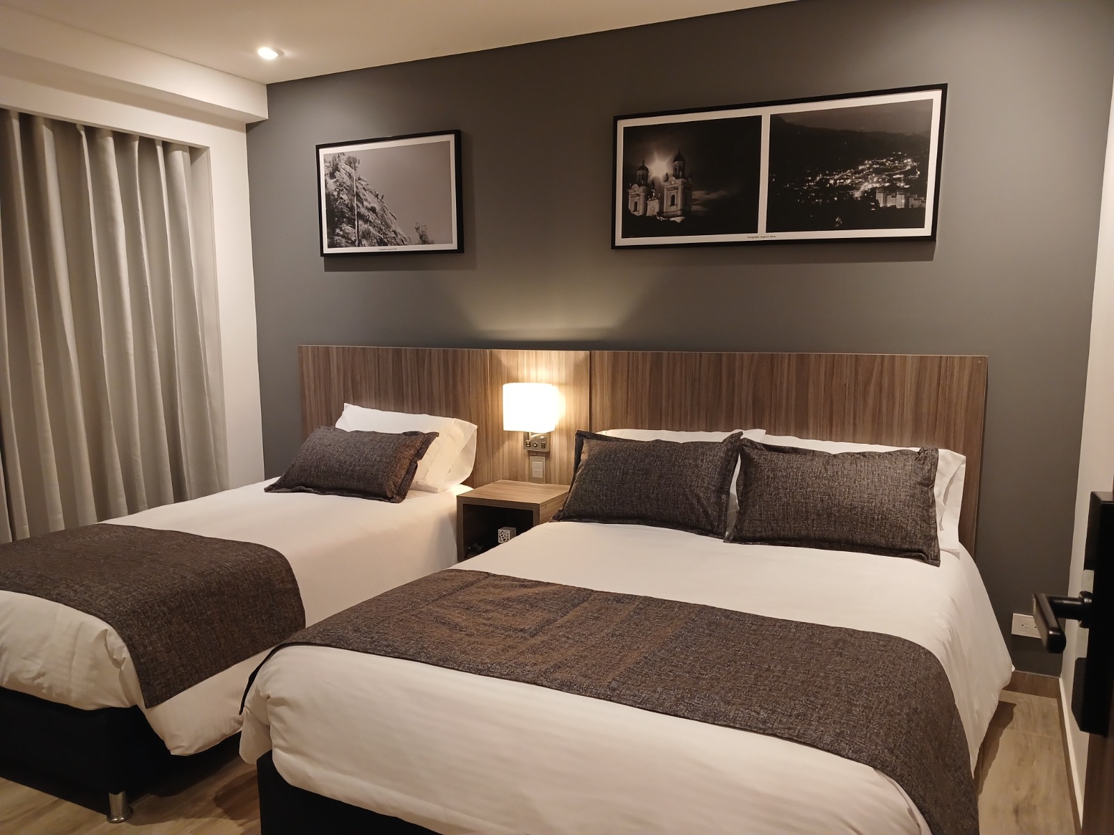 Habitación Triple del Hotel Santino con cama doble y cama sencilla, decoración moderna en tonos cálidos — Jenesano, Boyacá
