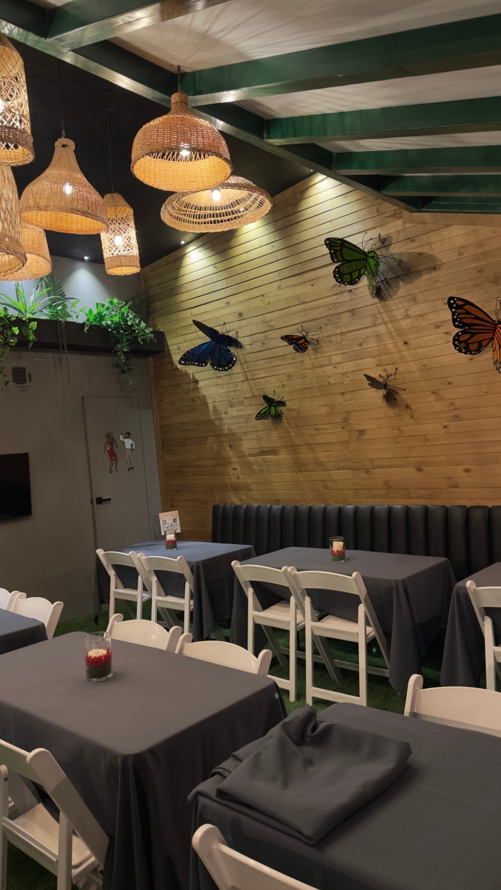 Salón de mariposas del Hotel Santino montado para evento privado en Jenesano