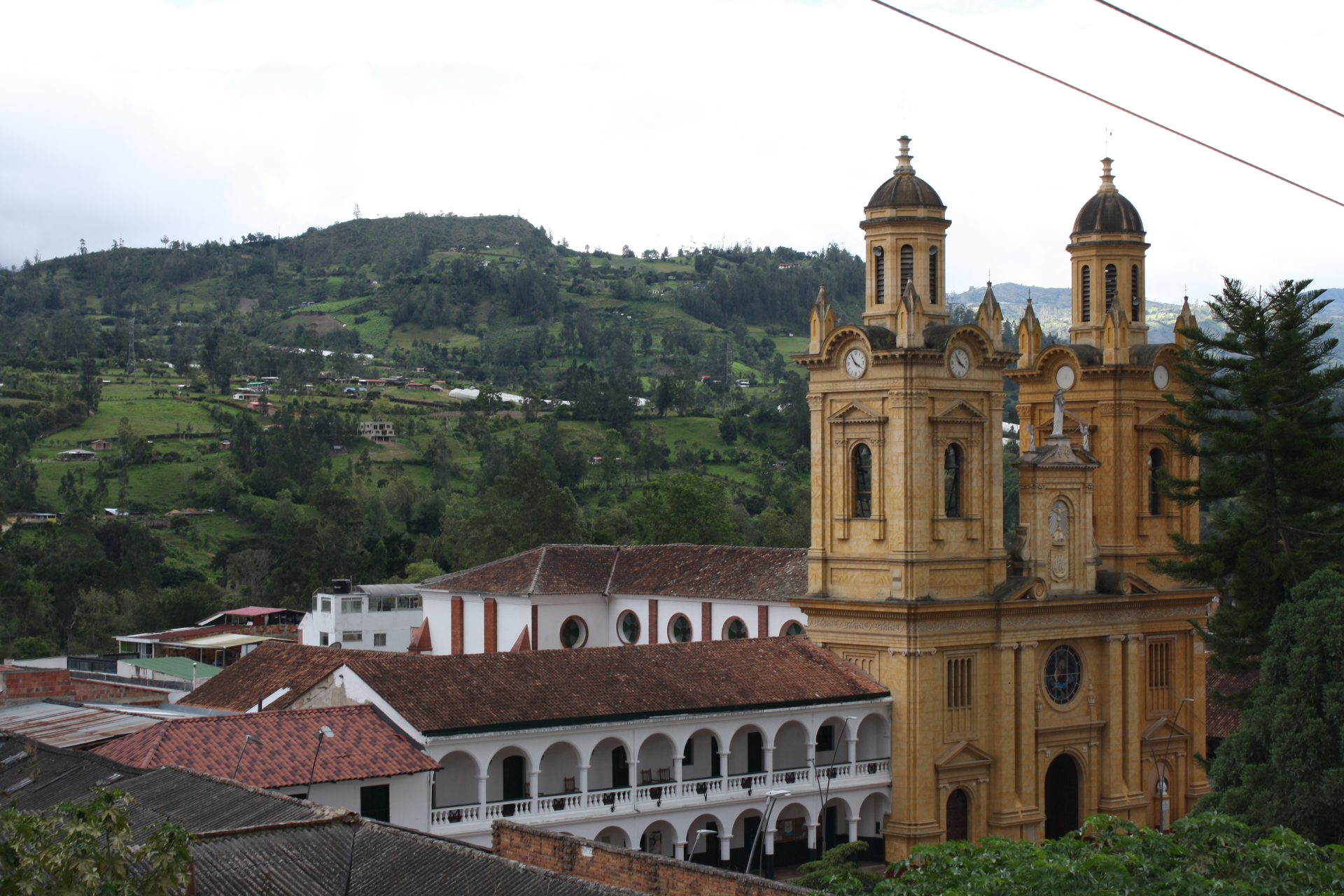 Iglesia de Jenesano muy cerca del Hotel Santino en el centro del municipio