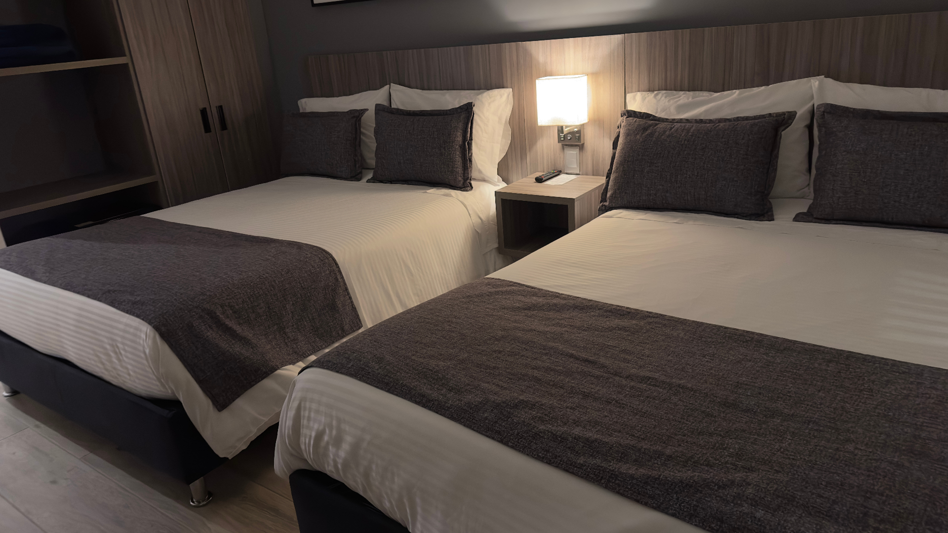 Detalle de dos camas dobles en habitación cuádruple del Hotel Santino