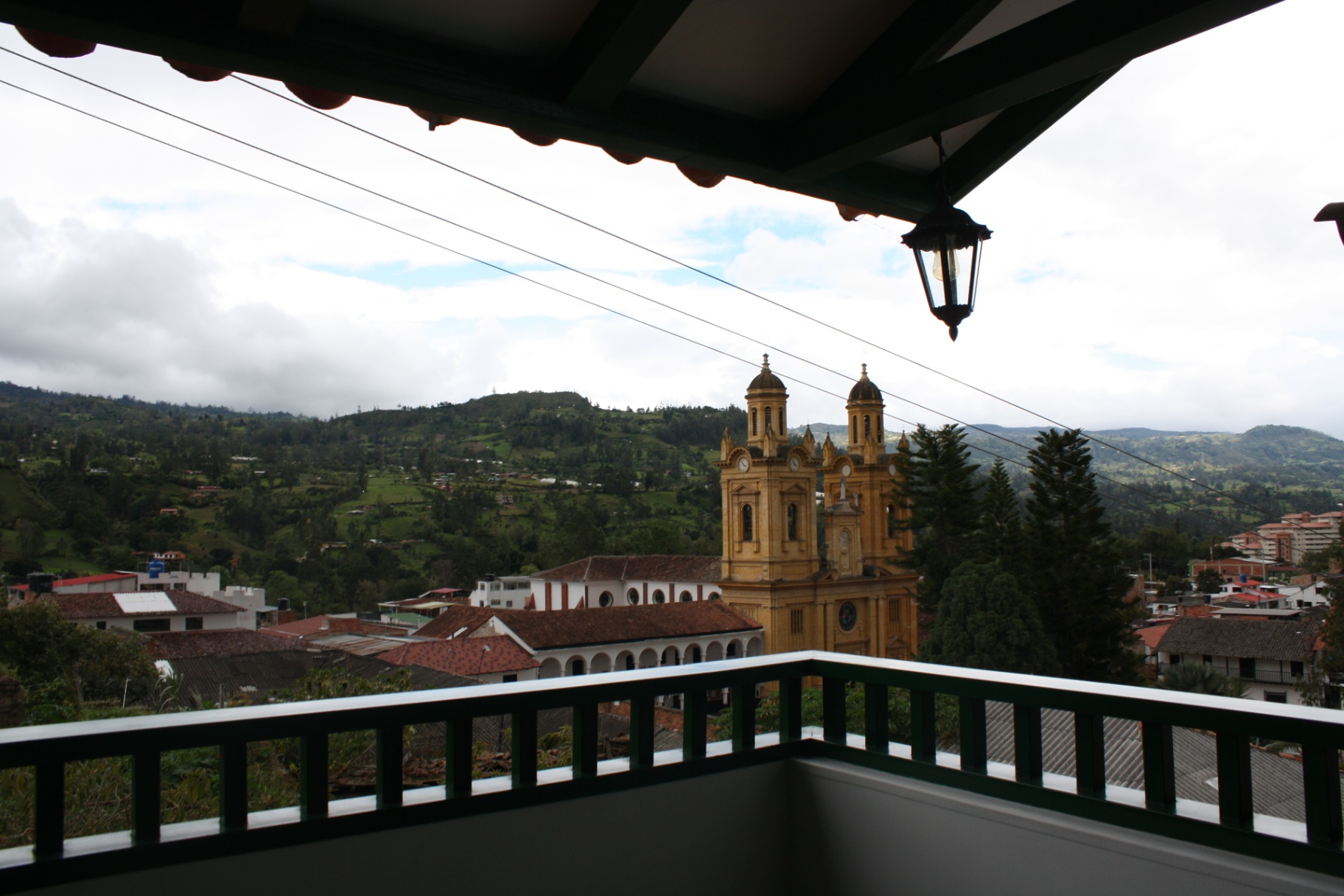 Vista desde balcón del Hotel Santino hacia el pueblo de Jenesano y sus montañas