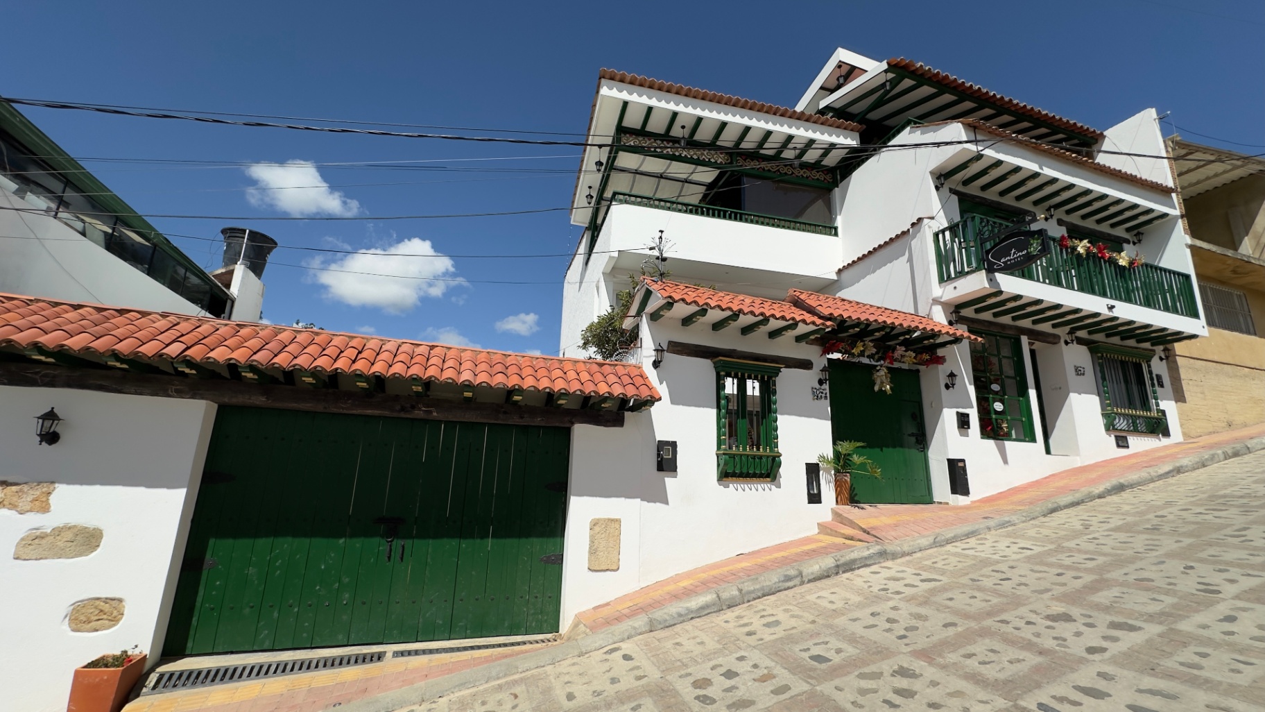 Fachada completa del Hotel Santino sobre calle empedrada de Jenesano en Boyacá