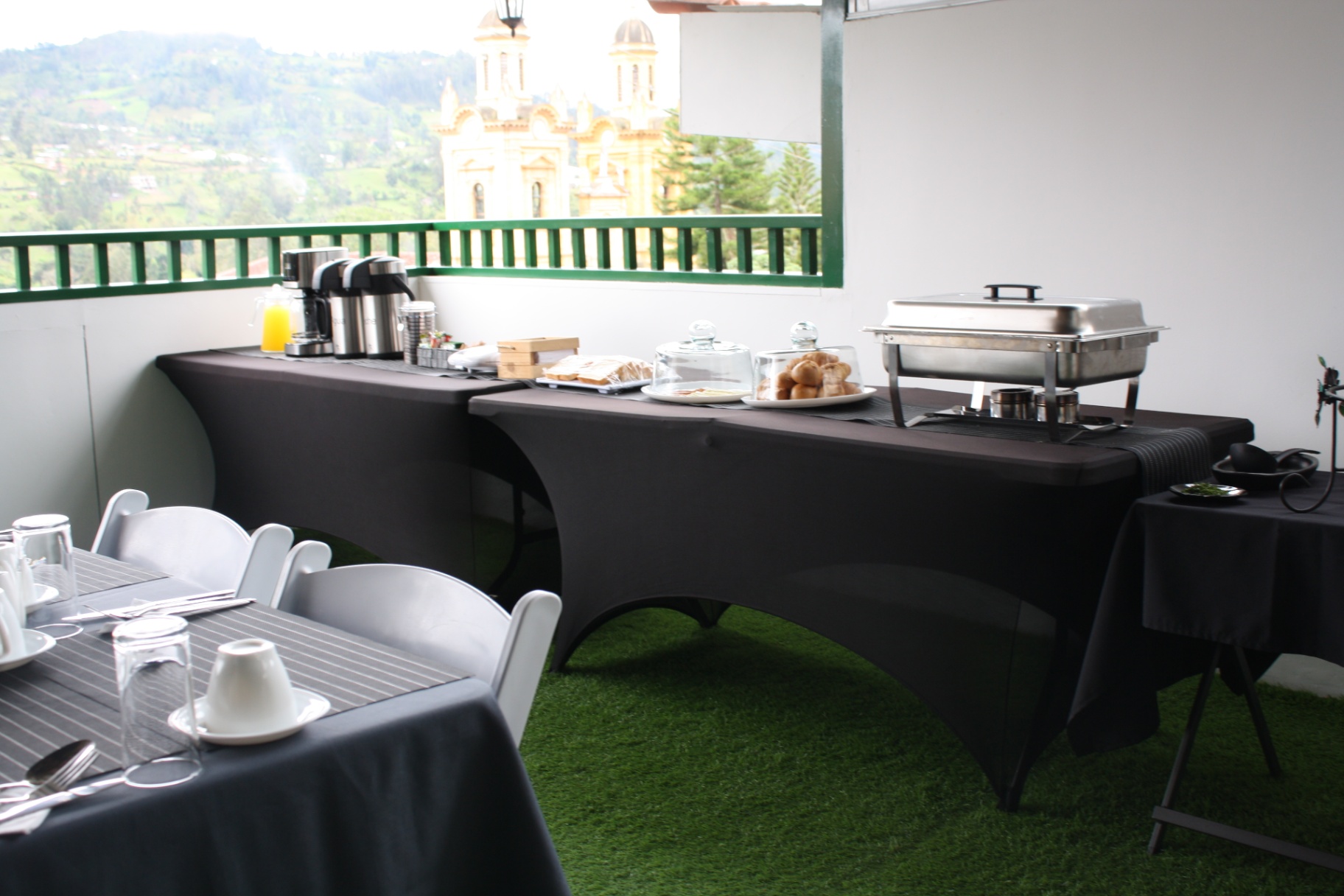 Desayuno en terraza con vista a la iglesia colonial de Jenesano