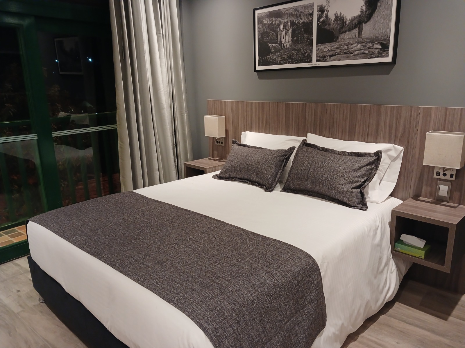 Habitación doble de noche con vista al balcón — Hotel Santino