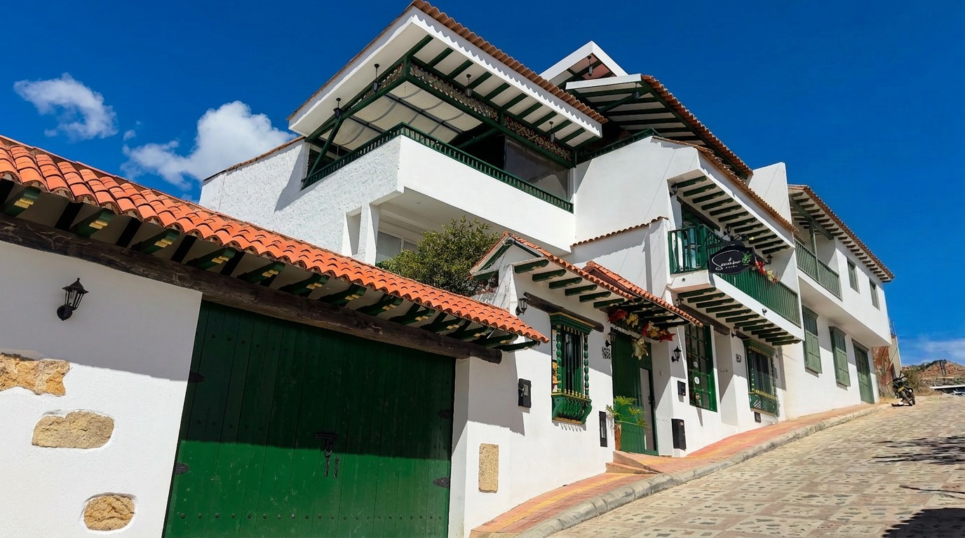 Fachada del Hotel Santino, hotel boutique en Jenesano, Boyacá — arquitectura colonial con balcones verdes y teja de barro