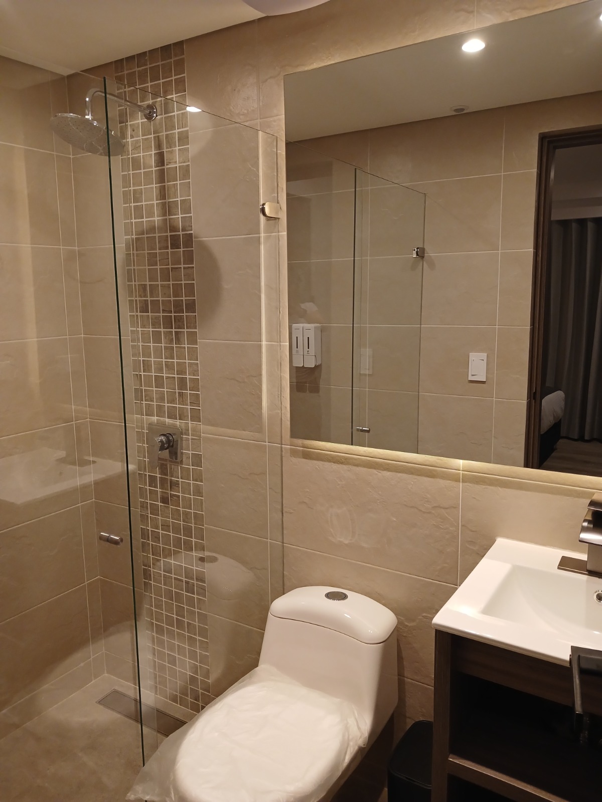 Baño privado con ducha de lluvia y agua caliente en la habitación cuádruple
