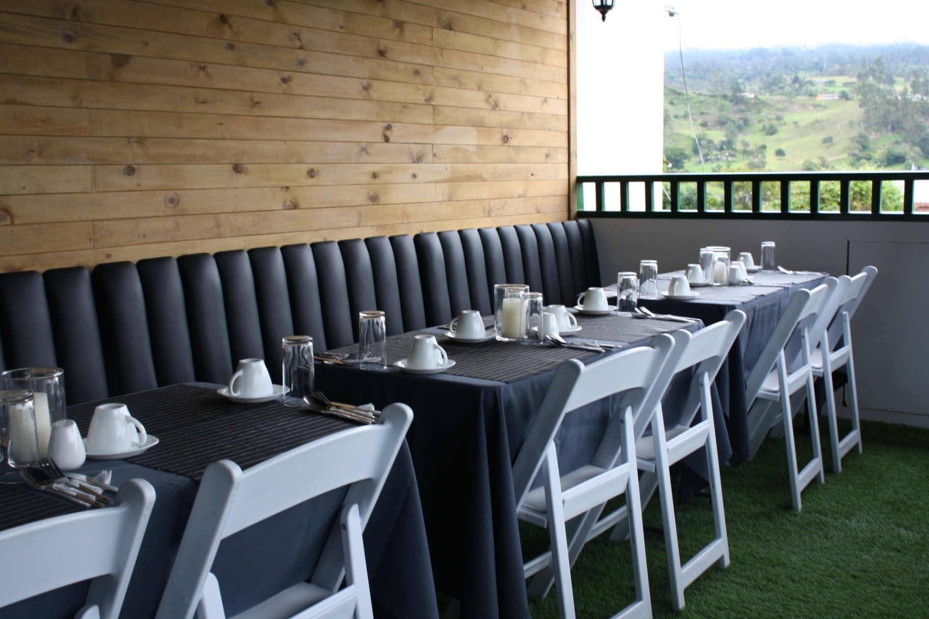 Terraza del Hotel Santino montada para desayuno con vista a Jenesano