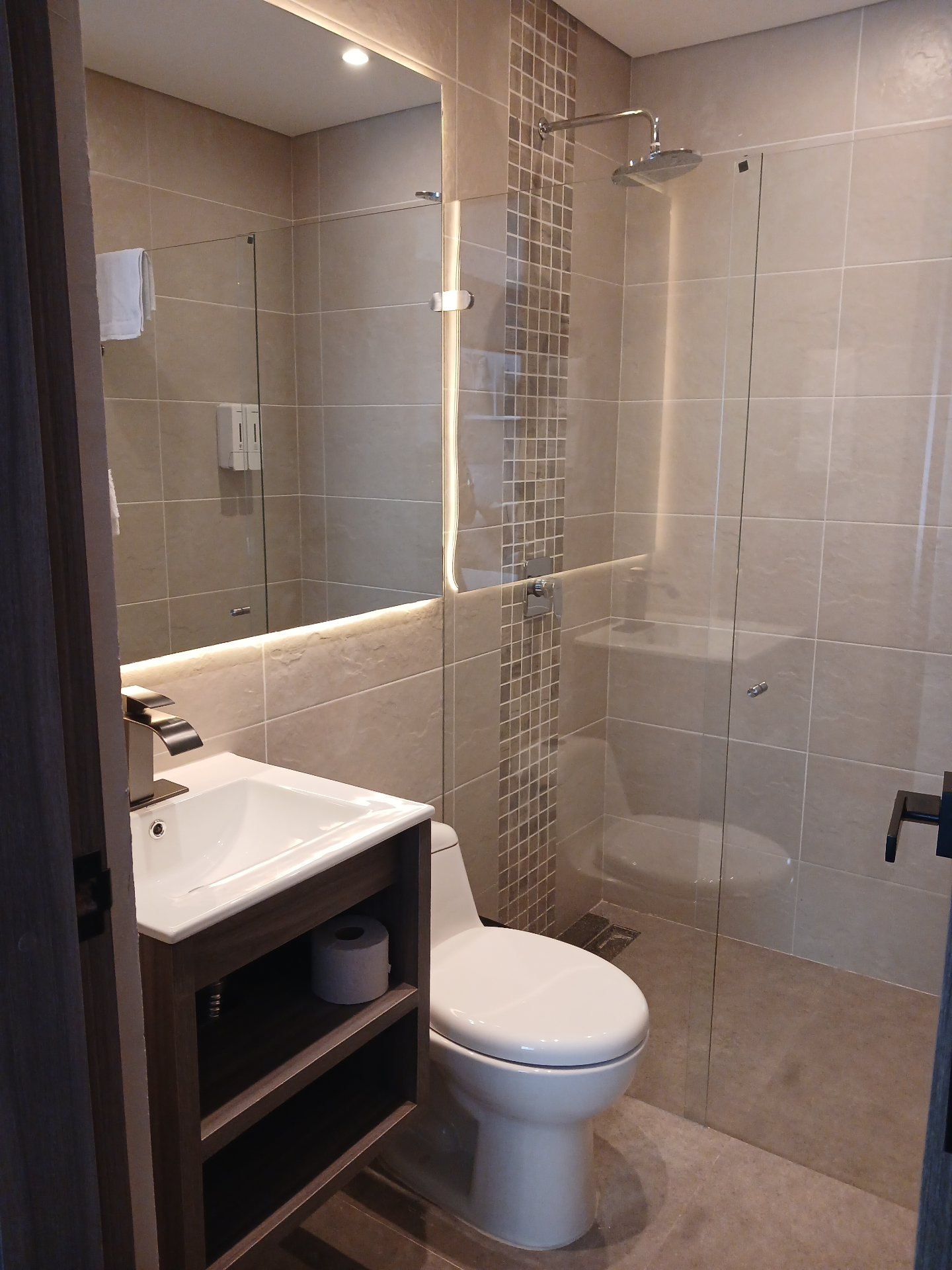 Baño moderno con espejo iluminado de la habitación cuádruple del Hotel Santino